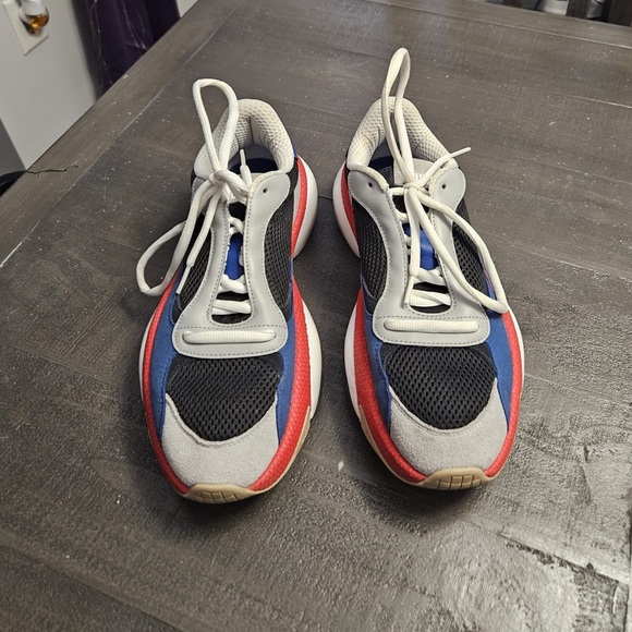 Puma low top athletic gym shoe. Mens size 11. - Picture 2 of 4